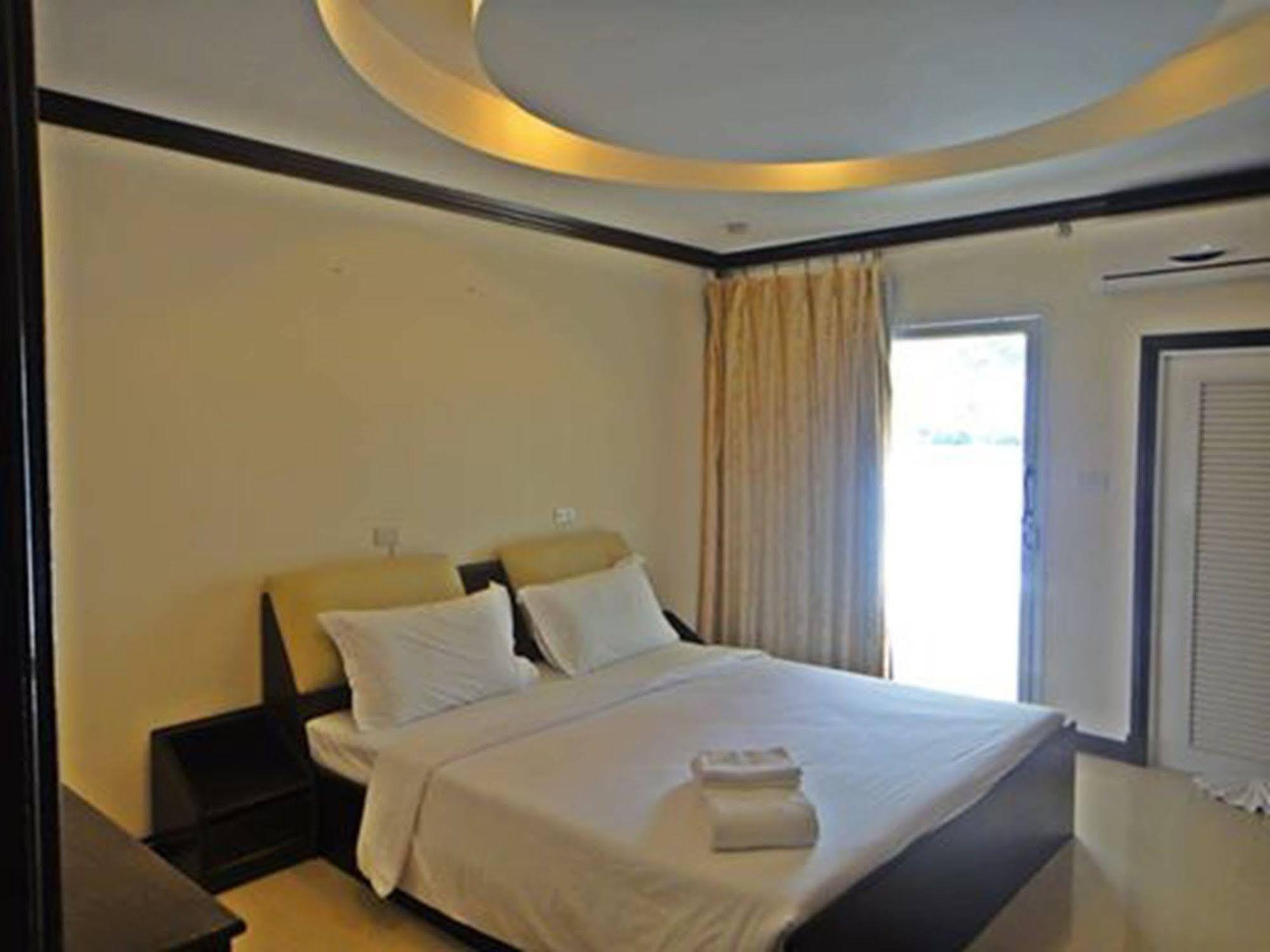 Safe House Hostel Patong Exteriör bild
