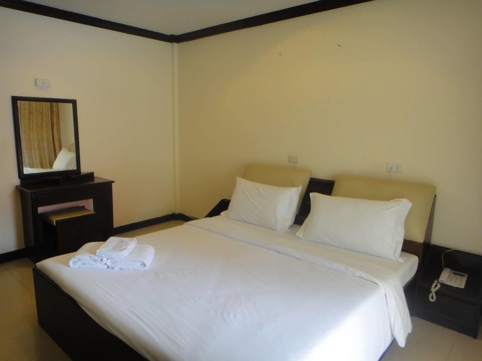 Safe House Hostel Patong Exteriör bild
